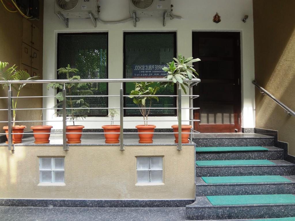 อาร์อาร์ เรสซิเดนซี Hotel เดลี ภายนอก รูปภาพ